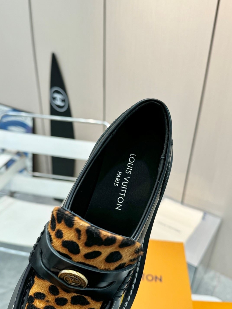 l0vis Vvtt0n loafers